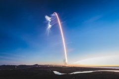 SpaceX 發射的獵鷹九號火箭軌跡太美，意外造成推特上 UFO 騷動